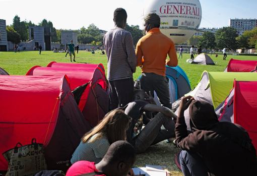 Un grupo de refugiados en el campamento montado de urgencia