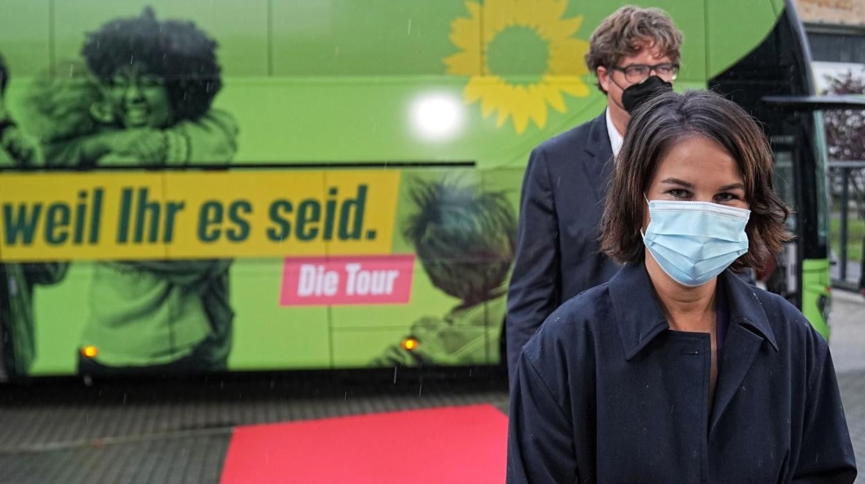 Annalena Baerbock, candidata a la Cancillería, llega para un debate televisado de los candidatos para suceder a Angela Merkel