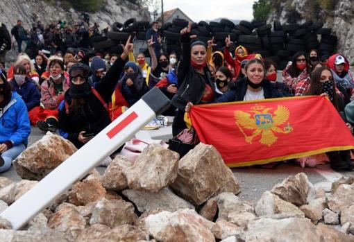 Manifestantes sentados en una barricada durante la protesta