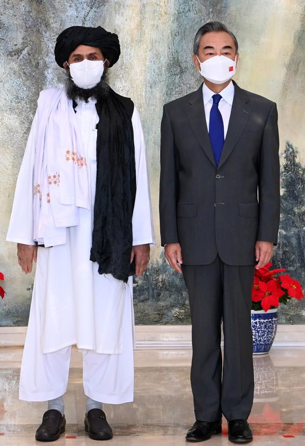 El ministro de Exteriores de China, Wang Yi, durante su encuentro con el líder talibán Abdul Ghani Baradar
