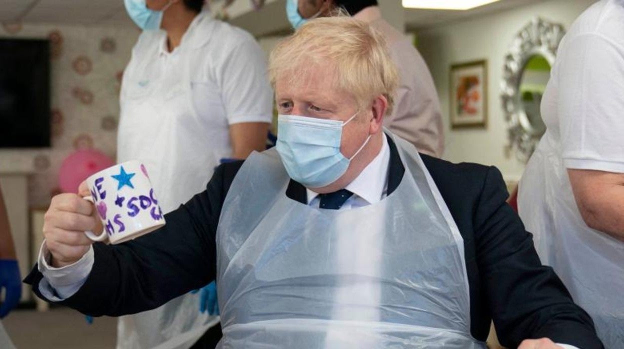 El primer ministro británico, Boris Johnson, visita Westport Care Home -una residencia de ancianos- en Londres