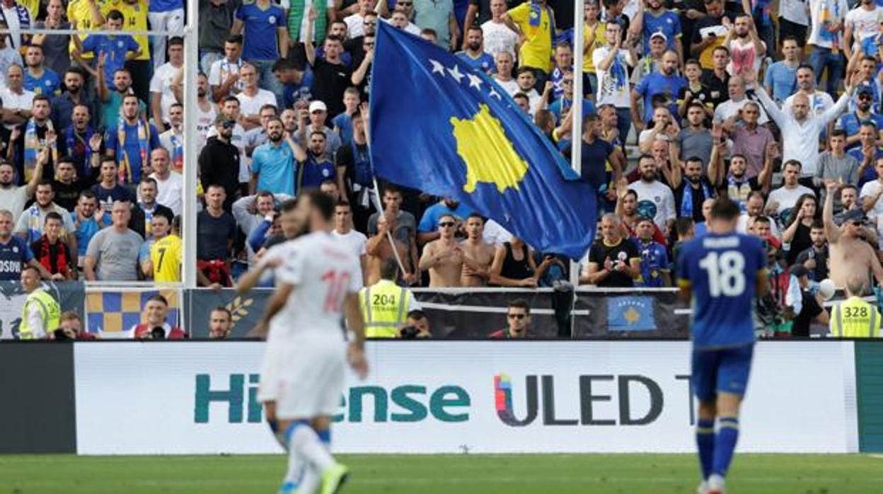 Bandera de Kosovo en un partido de fútbol