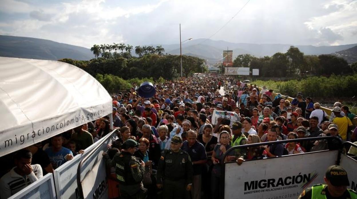 Un gran número de emigrantes intentan pasar de Venezuela a Colombia en 2018