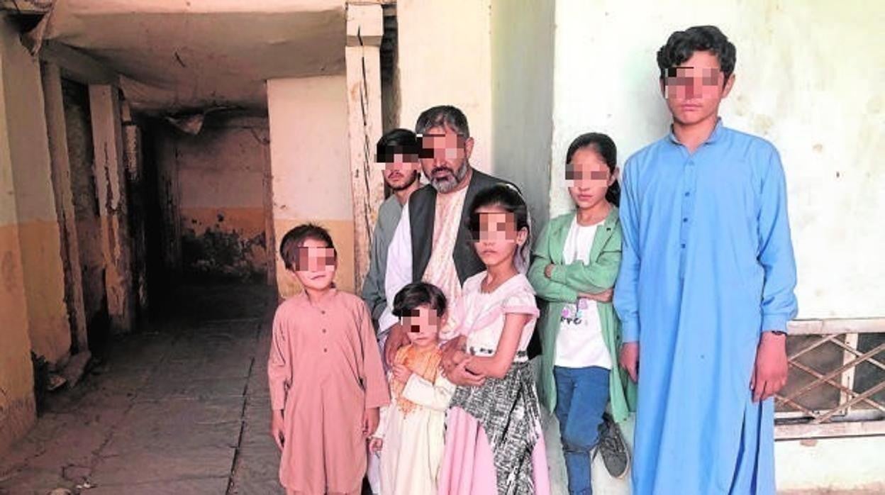 La familia de Mohamed Sadiq Atif, uno de los colaboradores afganos de España