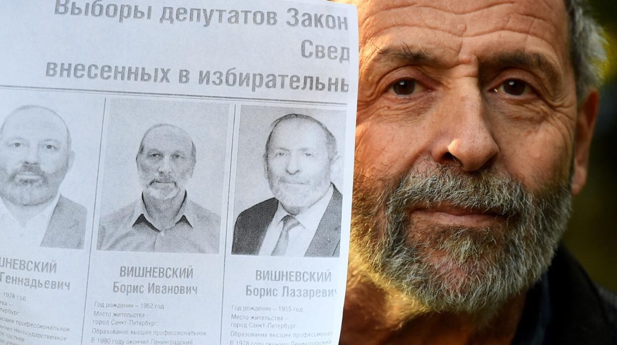 Boris Vishnevsky (en el cartel, a la derecha) posa con sus compañeros de candidatura