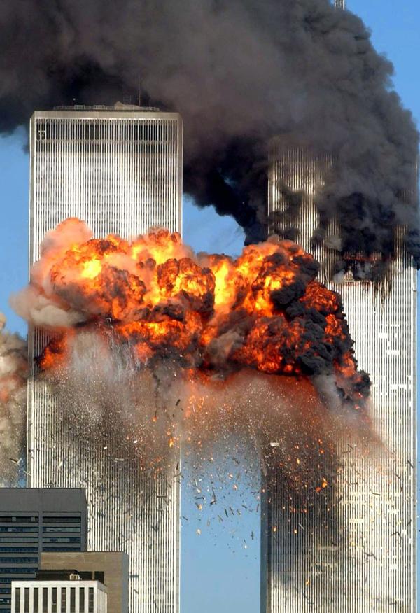 El impacto del segundo avión contra las Torres Gemelas durante el atentado del 11-S