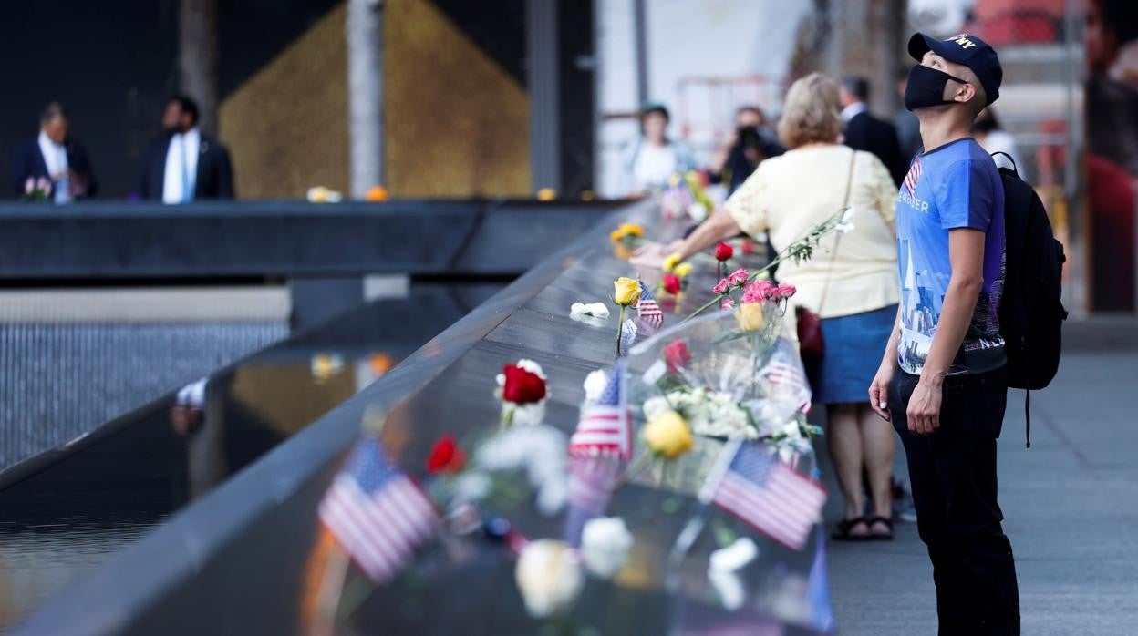 Un hombre visita el homenaje del 11S en Nueva York