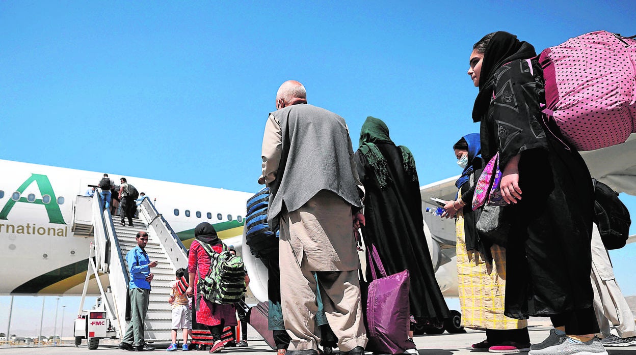 Pasajeros suben a un avión de Pakistan International Airlines, primer vuelo comercial internacional en aterrizar