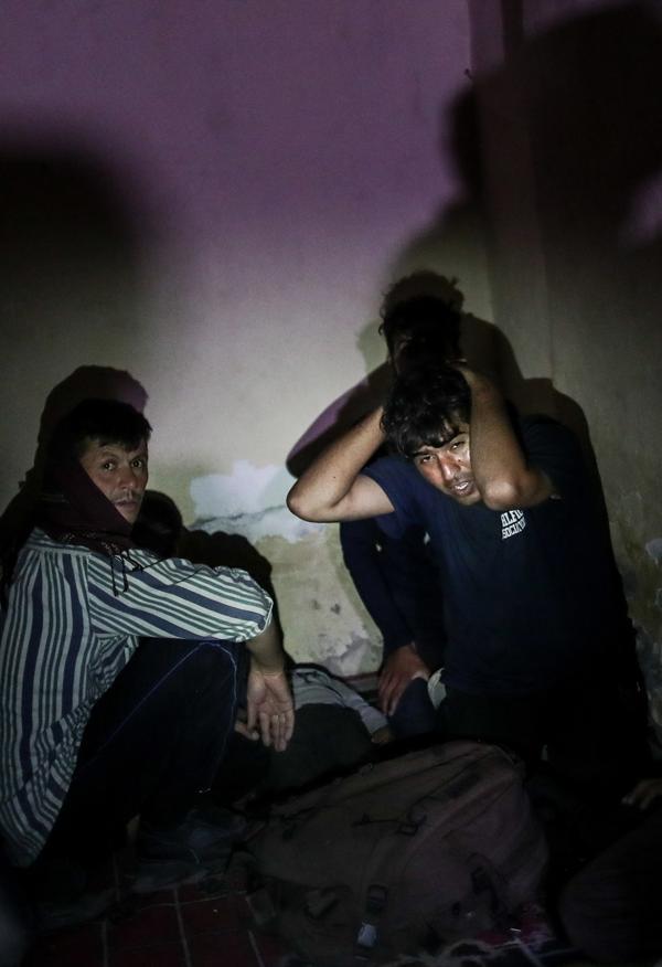 Un grupo de inmigrantes afganos, sorprendido en una operación de las tropas turcas en Van