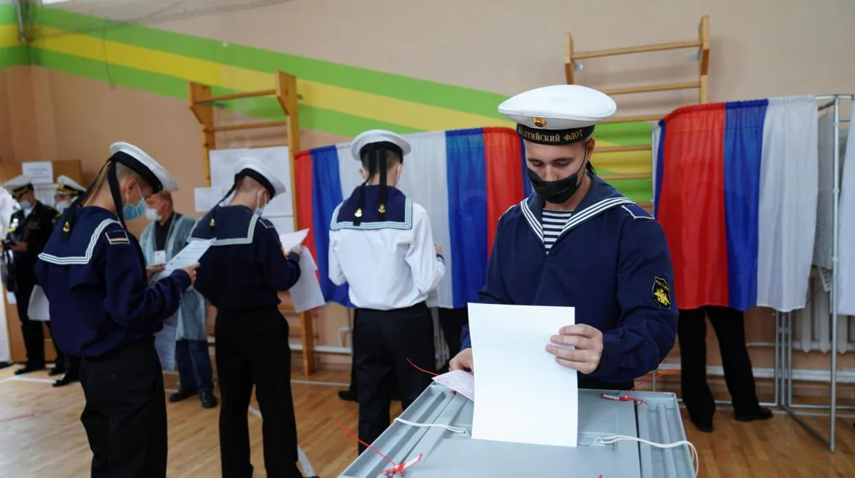 Miembros de la Marina rusa, desplazados en el Báltico, acuden a votar este viernes