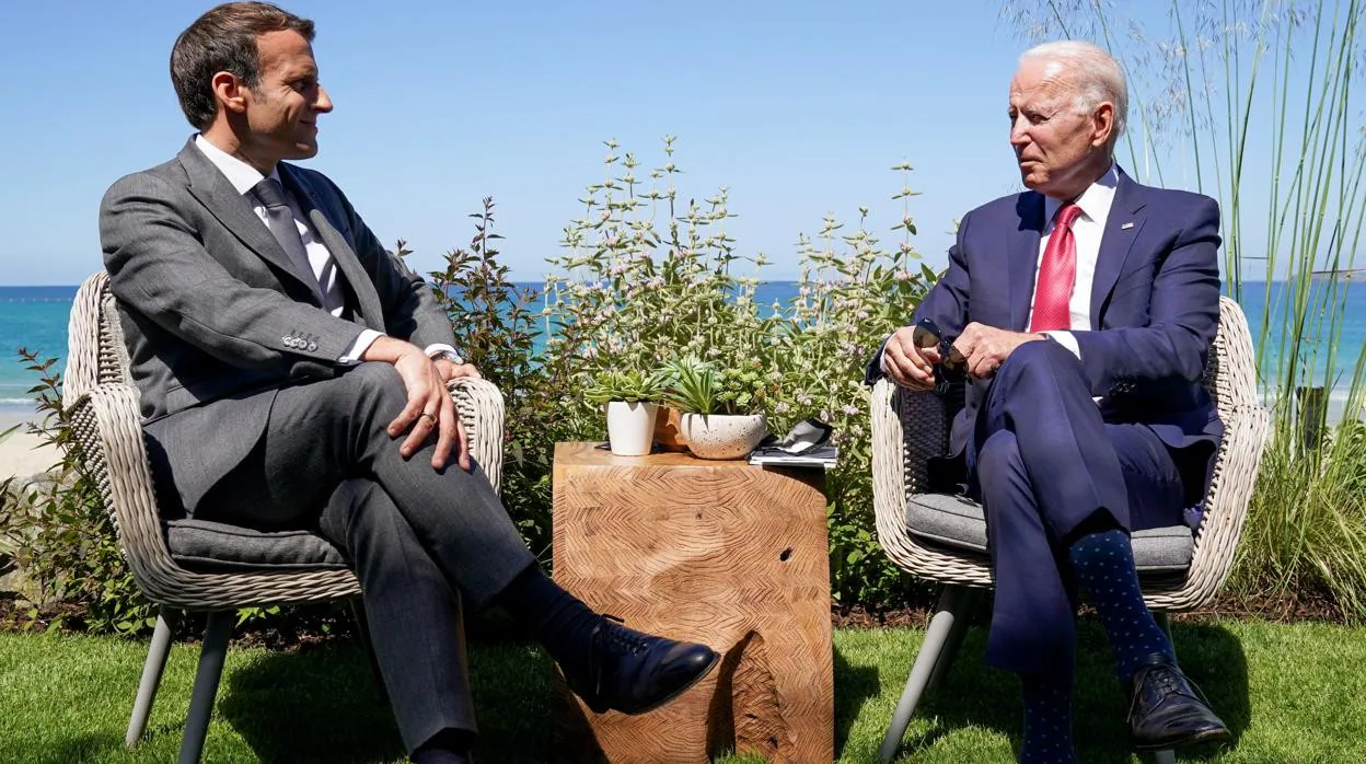 Emmanuel Macron y Joe Biden, durante una reunión en el encuentro del G7 el pasado mes de junio
