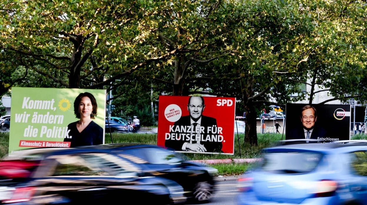 Carteles electorales de los candidatos de los Verdes, el SPD y la CDU que concurren a las urnas el próximo domingo