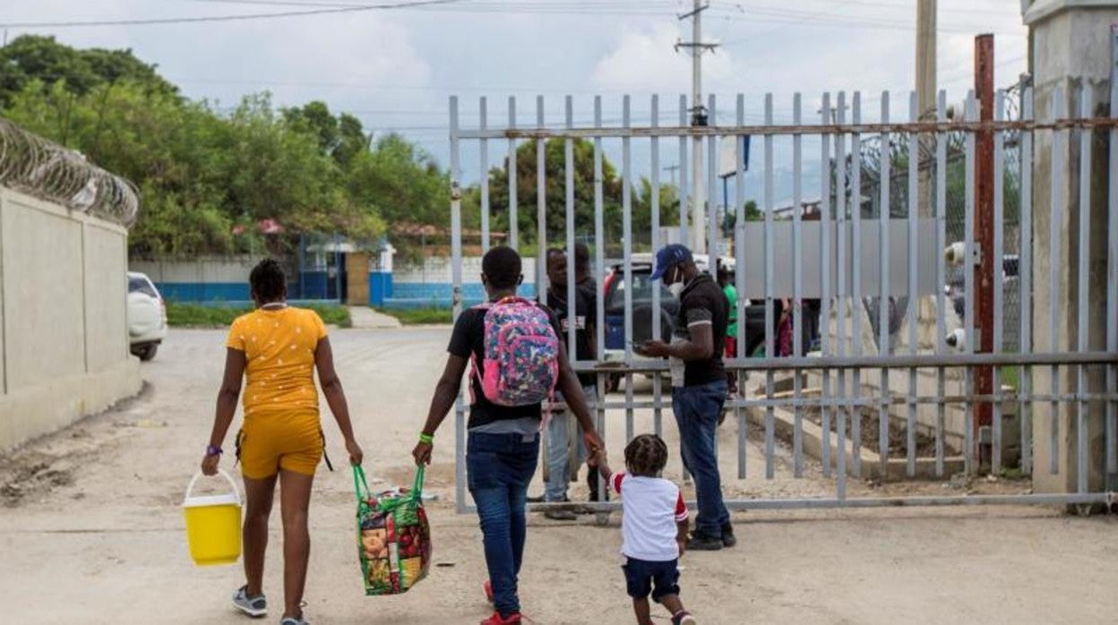 Inmigrantes haitianos deportados de la ciudad fronteriza de Texas llegan a Puerto Príncipe