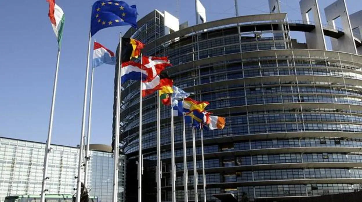 Banderas de los países de la UE ondean frente a la sede del Parlamento Europeo, en Estrasburgo