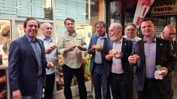 Bolsonaro tiene que comerse una pizza en las calles de Nueva York por no estar vacunado