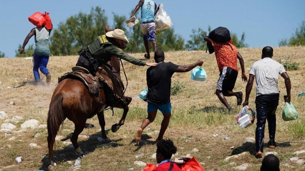 La Patrulla Fronteriza de los EE.UU. intenta evitar que un inmigrante haitiano llegue al campamento