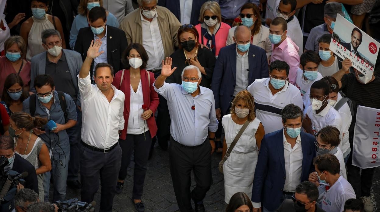 El primer ministro portugués, Antonio Costa, en el centro de la imagen