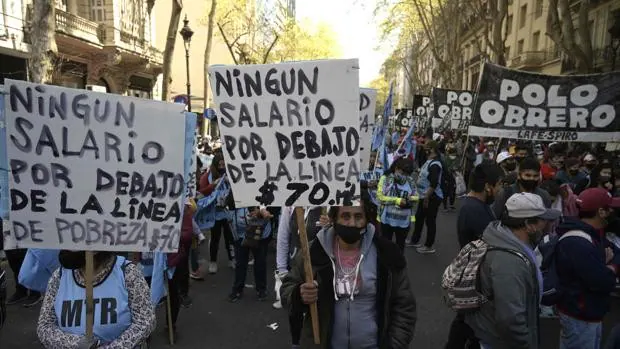 Los dólares en ‘el colchón’ de los argentinos superan los 230.000 millones