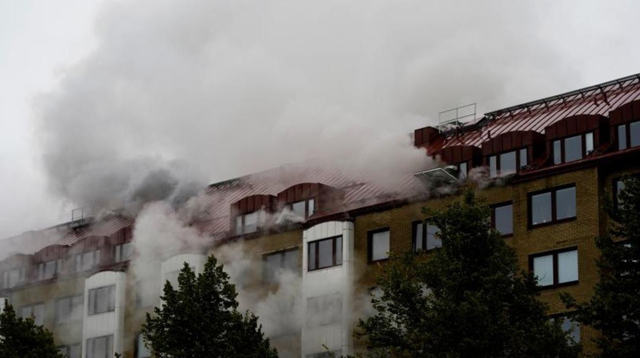 El humo sale por las ventanas tras la explosión en el edificio de apartamentos