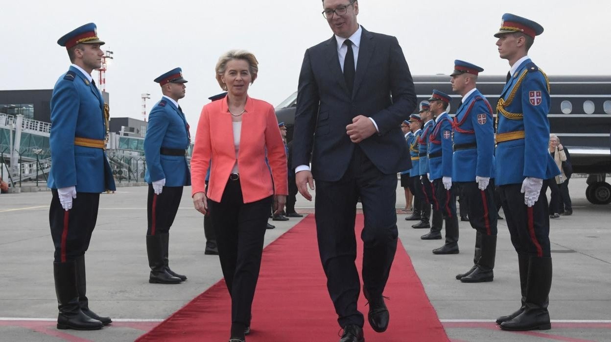 Von der Leyen recibida en Belgrado por el presidente serbio Aleksandar Vucic