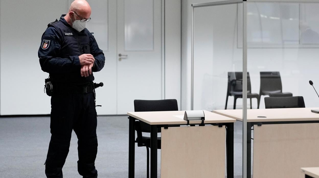 El juzgado espera la llegada de la acusada