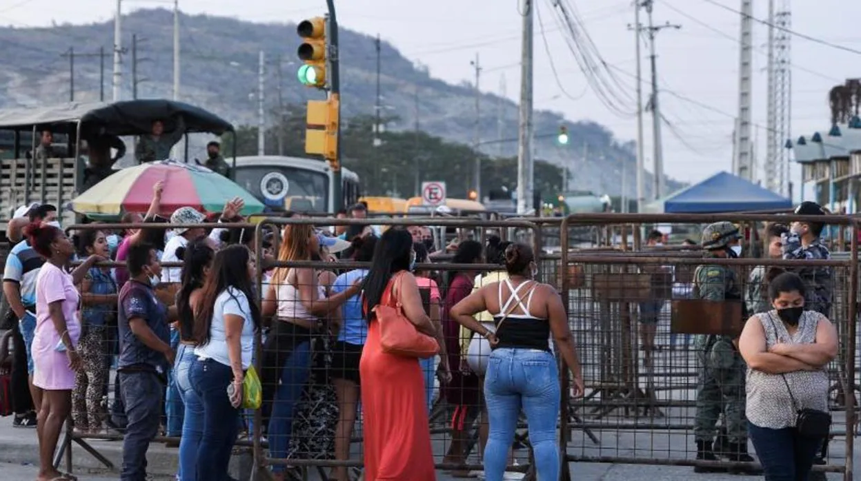Familiares de reclusos esperan en la cárcel Penitenciaria del Litoral tras el motín en Guayaquil