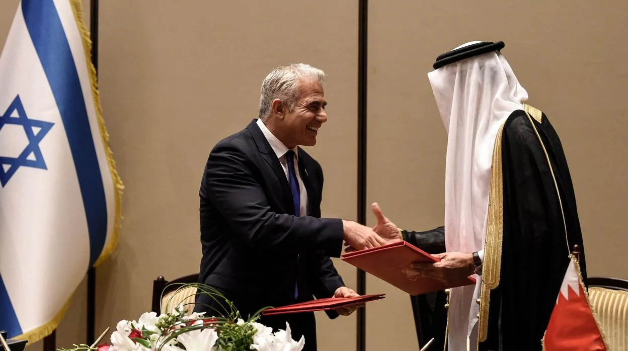 El ministro de Exteriores israelí, Yair Lapid, estrecha la mano a su homónimo de Baréin, Abdullatif Al Zayani