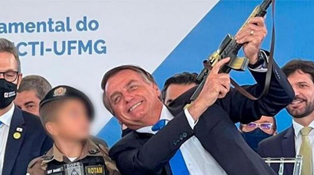 Captura del vídeo en el que se ve a Bolsonaro alzando el fusil de juguete del niño