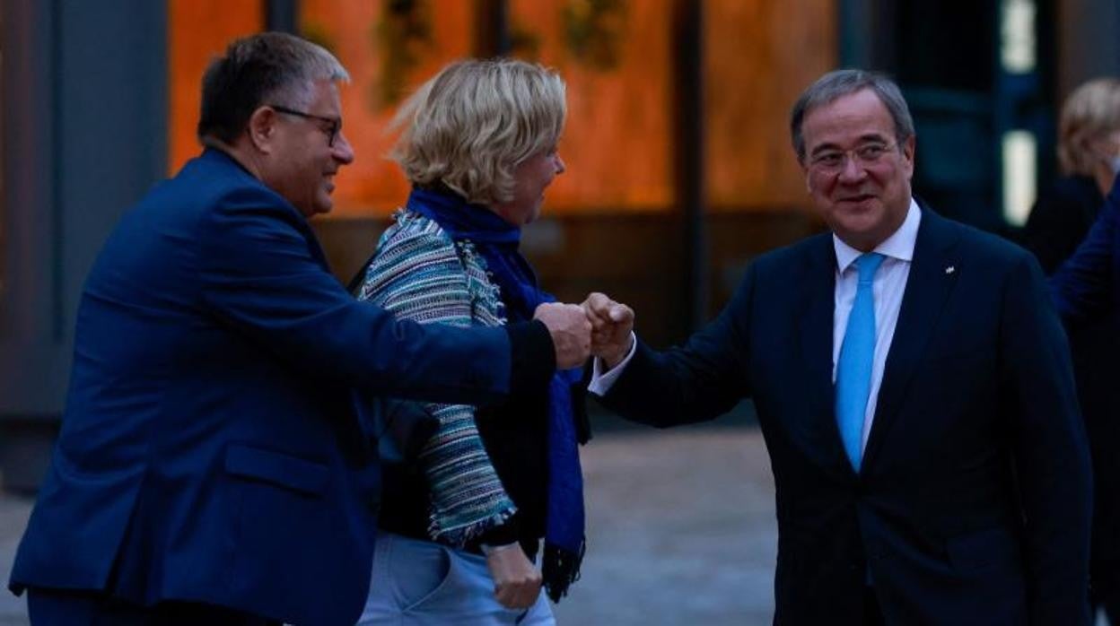 Armin Laschet, el candidato de la CDU, (derecha) saluda a un miembro del FDP antes de negociar