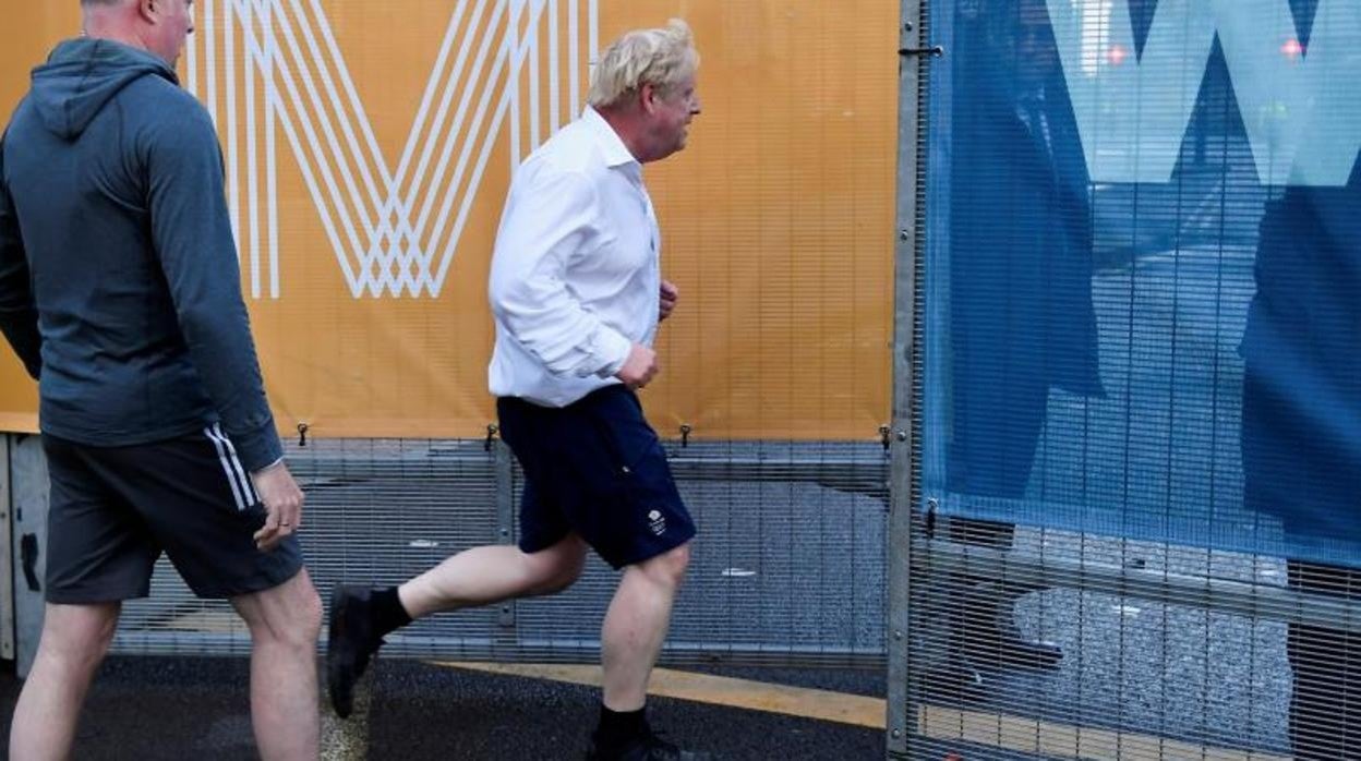 Boris Johnson sale a correr por la mañana antes de la conferencia conservadora en Mánchester