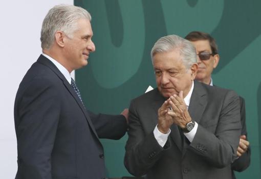 El presidente de Cuba, Miguel Díaz-Canel, y el presidente de México, Andrés Manuel López Obrador, en el desfile militar del 211 aniversario de la independencia mexicana
