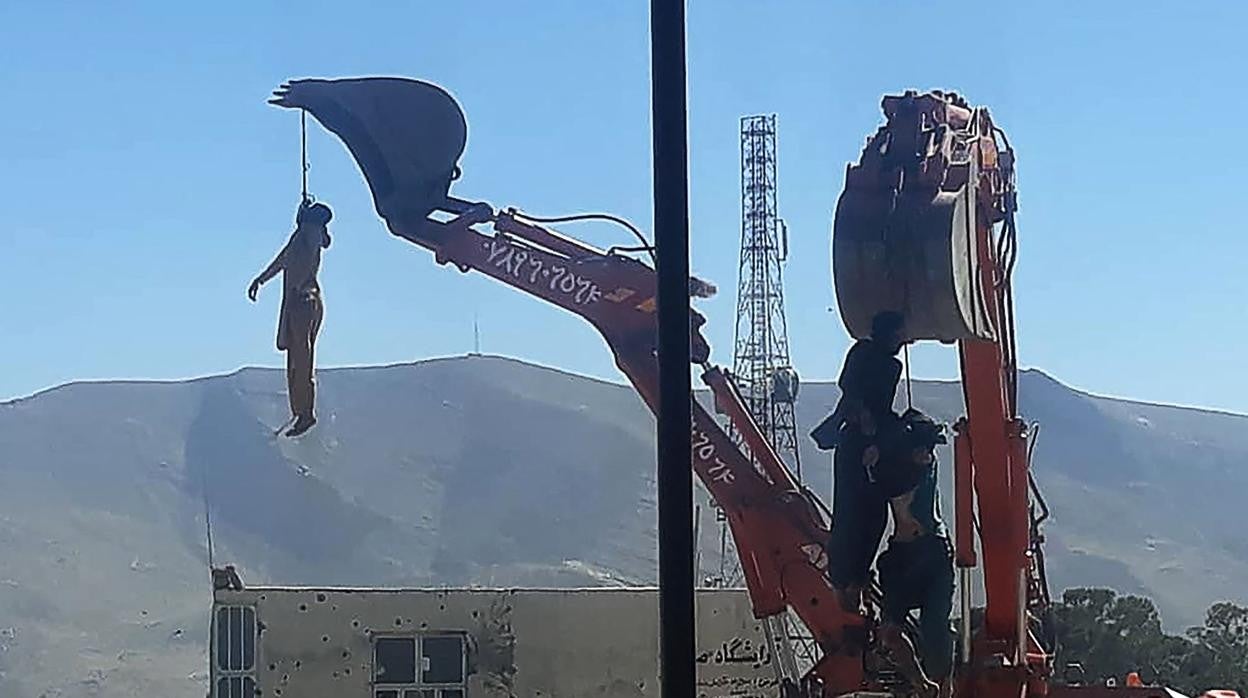 Exhibición pública de los cuerpos de presuntos criminales en un pueblo de la provincia de Herat