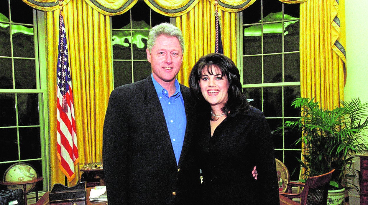 Monica Lewinsky comenzó su relación con Bill Clinton en 1995. En la imagen, ambos en el Despacho Oval