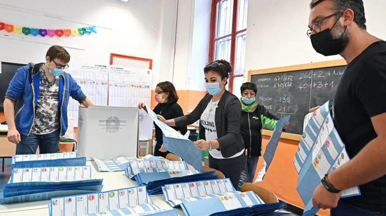 Recuento de votos en Turín tras las elecciones municipales celebradas entre el domingo y ayer