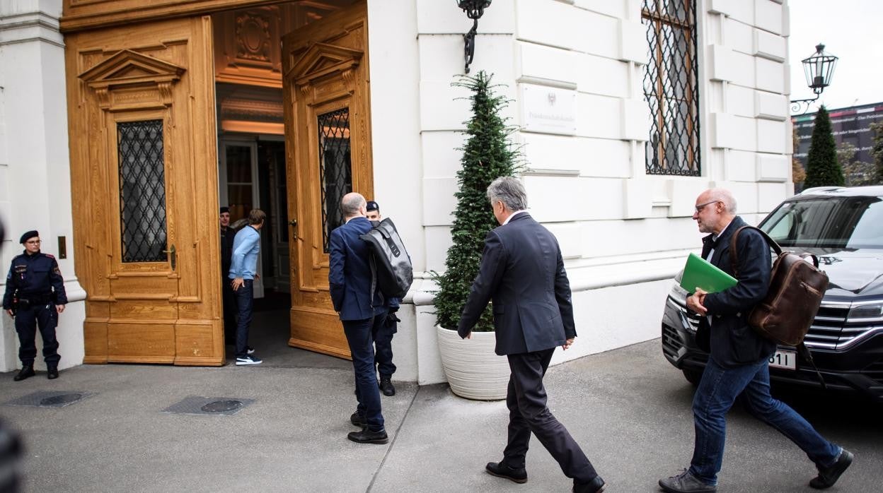 Llegada del vicecanciller Werner Kogler al Palacio Hofburg, en Viena, para reunirse con el presidente Alexznder van der Bellen este domingo