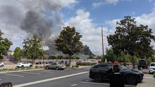 Una avioneta se estrella en un barrio residencial de California