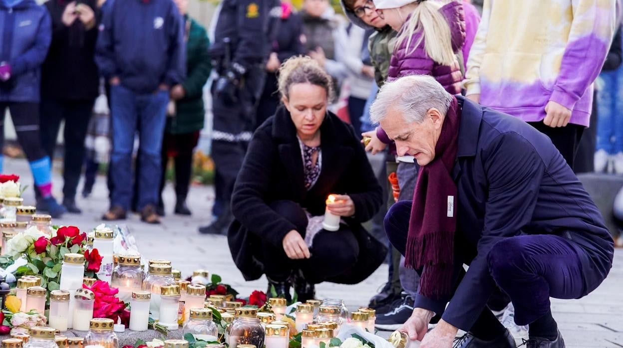 El primer ministro Jonas Gahr Store y la ministra de Justicia Emilie Enger Mehl visitan Kongsberg