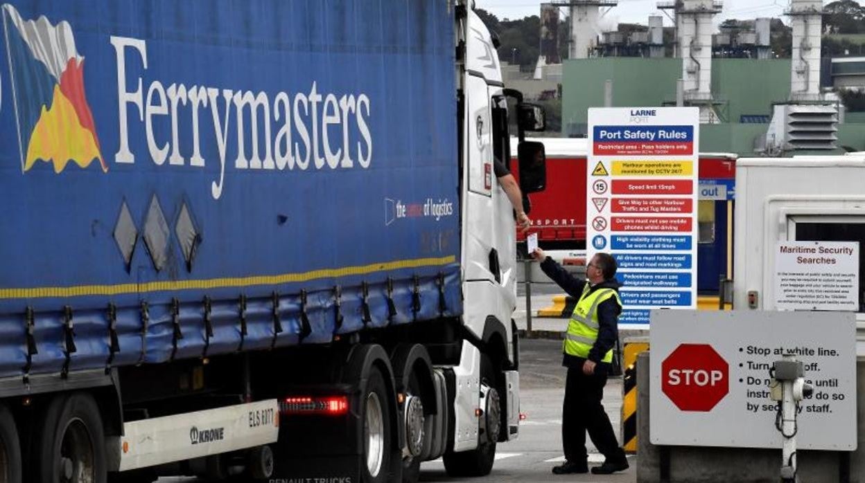 Un trabajador del puerto de Larne, en Irlanda del Norte, comprueba la documentación de un camionero