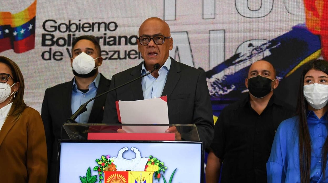 El presidente de la Asamblea Nacional de Venezuela, durante la conferencia de prensa donde anunció la suspensión de las negociaciones con la oposición