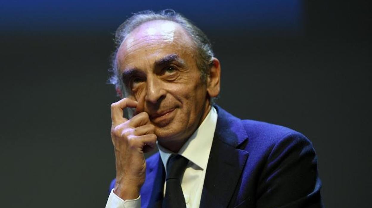 Eric Zemmour hace un gesto antes de presentar un libro en la localidad francesa de Beziers