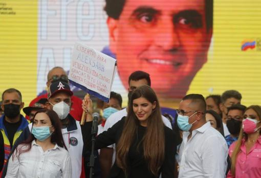 La esposa de Saab, Camila Fabbri, pide en Caracas la liberación de su marido