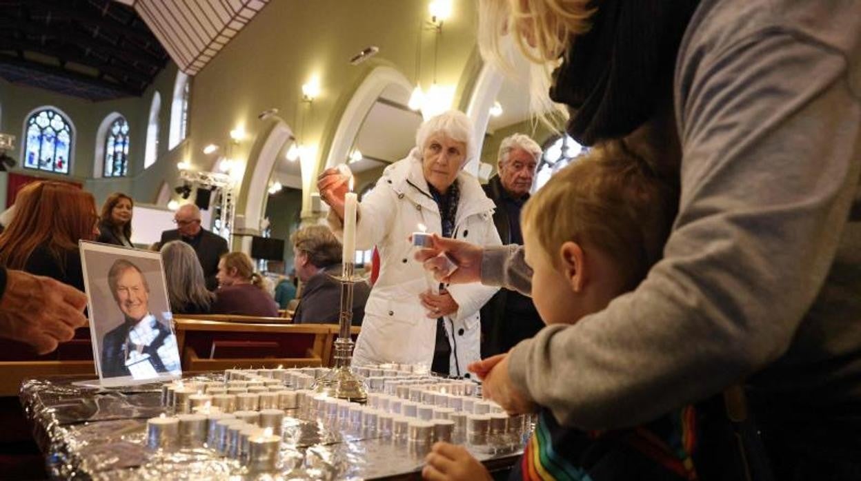 Los feligreses prenden velas por Amess en una iglesia de Leigh-on-Sea