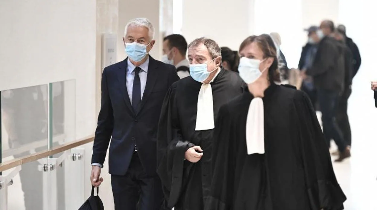 Giacometti acompañado por sus abogados