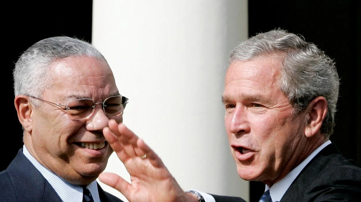 Colin Powell, junto a George W. Bush