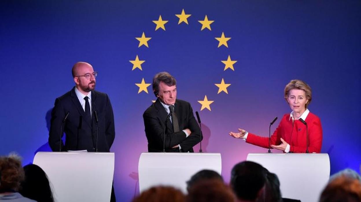 El presidente del Consejo Europo, Charles Michel (izquierda), el presidente del Parlamento Europeo, David Sassoli, y la presidenta de la Comisión, Ursula von der Leyen