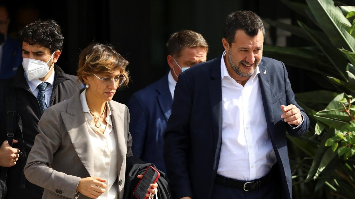 Matteo Salvini sale del tribunal junto a su abogada Giulia Bongiorno este sábado