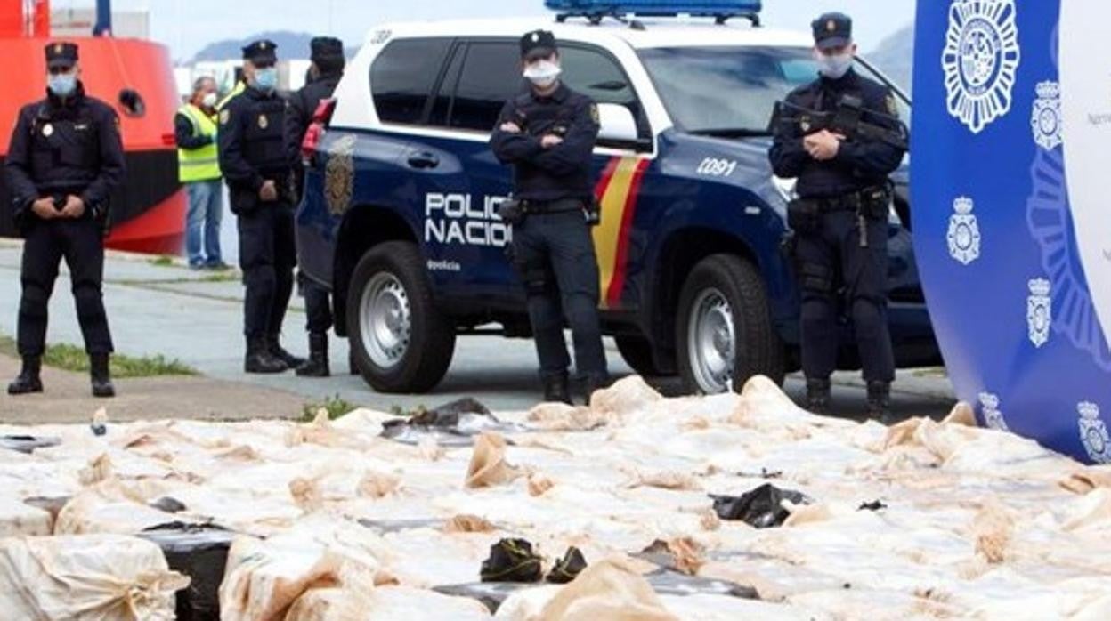 La Policía Nacional, en abril de 2020, tras interceptar las 4 toneladas de coca en Galicia
