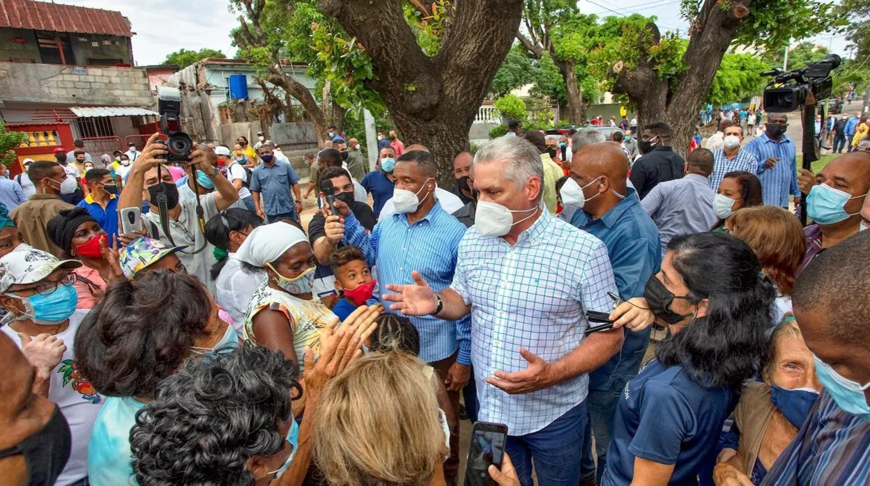 Miguel Díaz-Canel mientras habla con pobladores en un recorrido por el barrio La Timba, en La Habana, la semana pasada