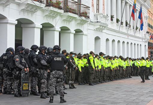 Las fuerzas especiales y la policía nacional han sido desplegadas este martes en los alrededores del palacio presidencial en Quito con motiv del paro convocado