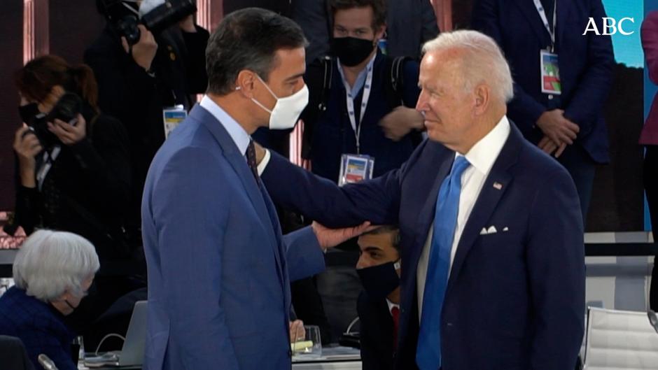 Sánchez y Biden escenifican un afectuoso saludo en la cumbre del G-20